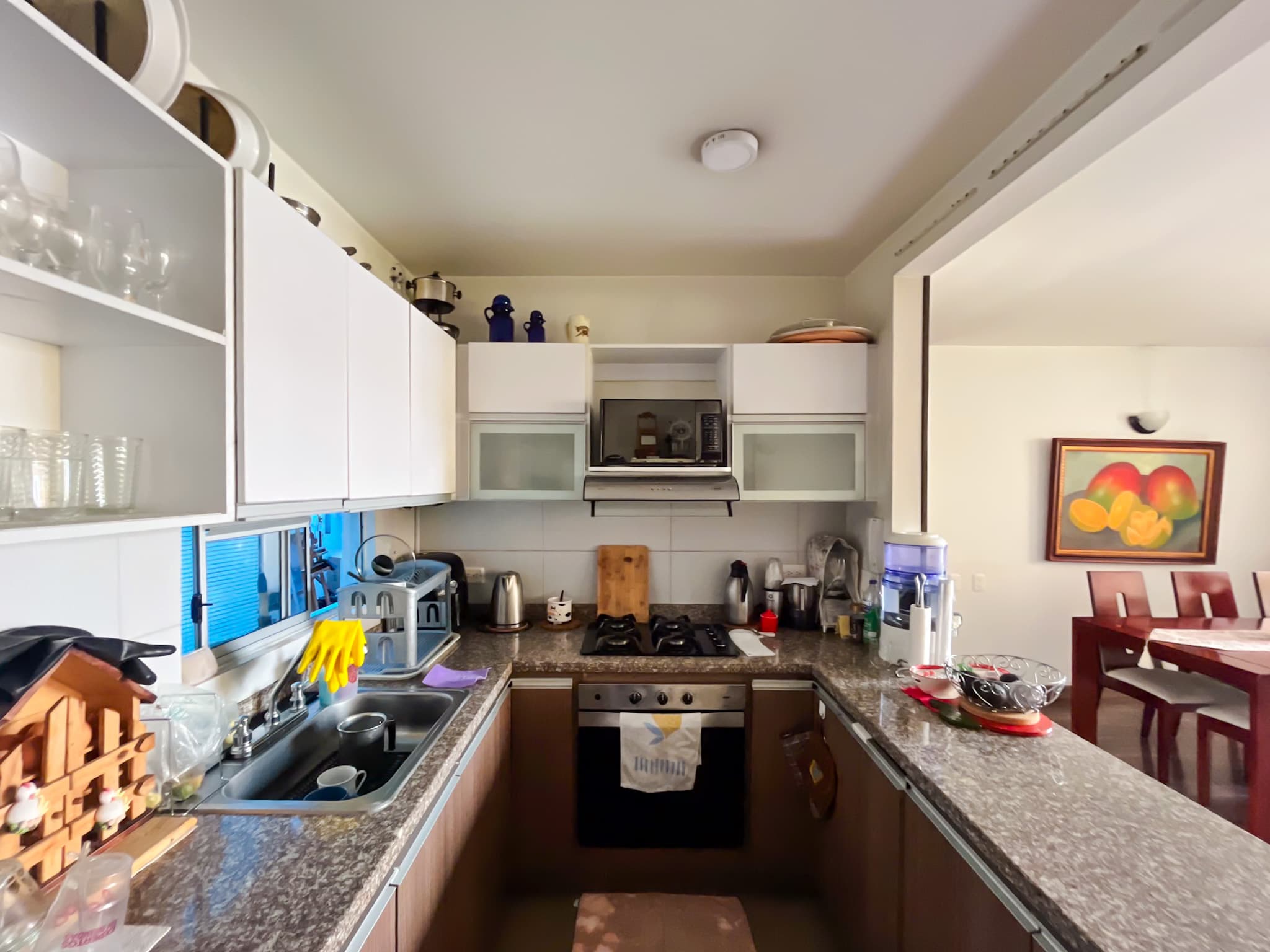 Cocina semi-integrada con mesón en granito y estufa a gas
