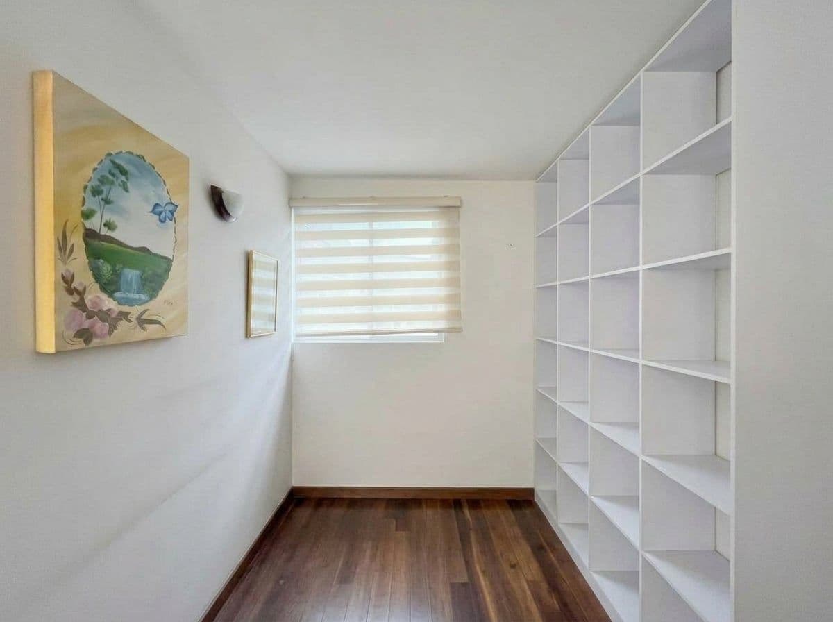 Estudio con biblioteca de piso a techo
