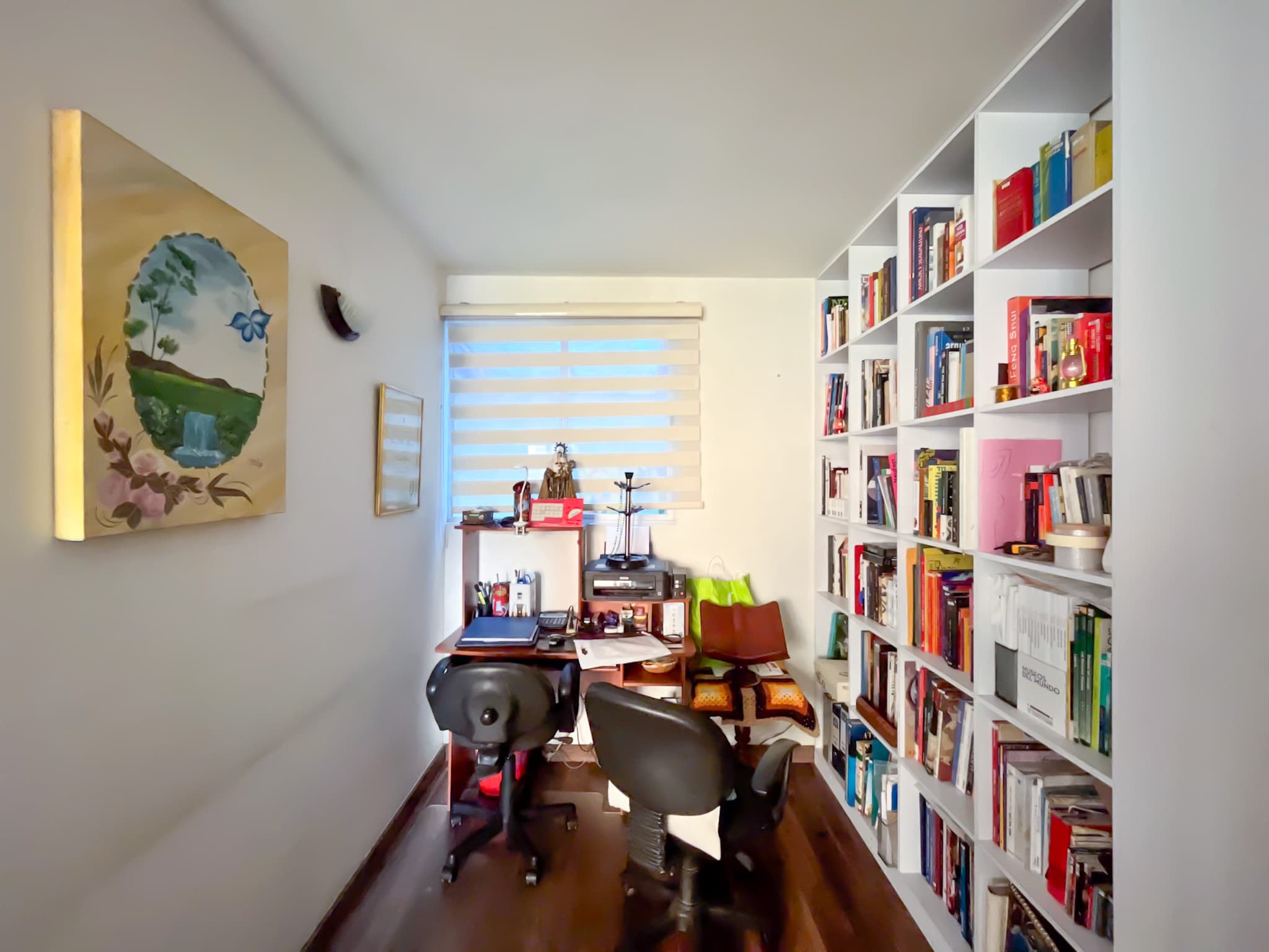 Estudio con biblioteca de piso a techo