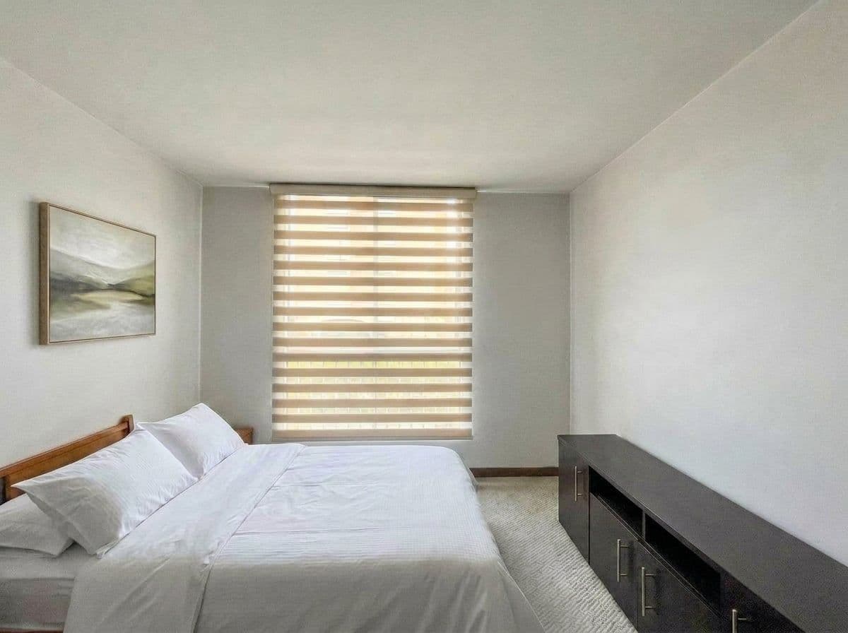 Habitación principal alfombrada con buena luz natural
